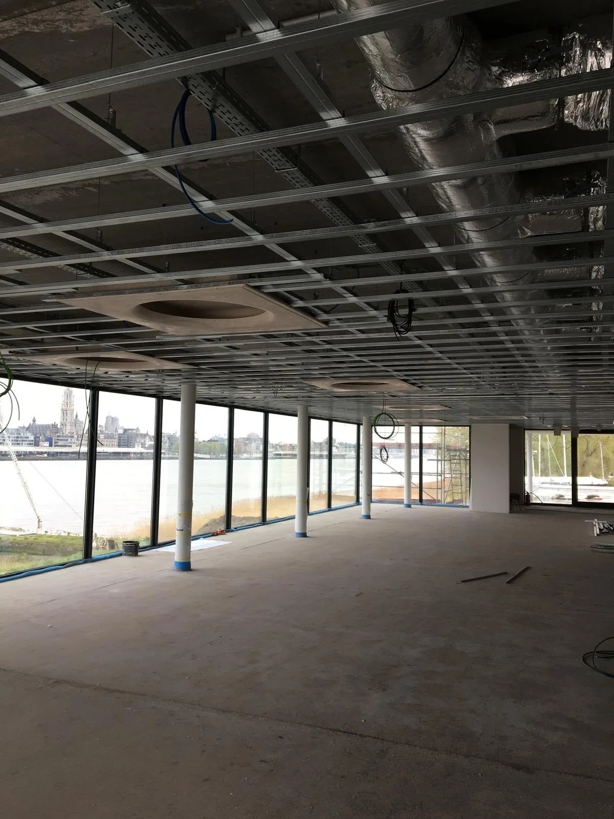 Avant : plafond technique ouvert