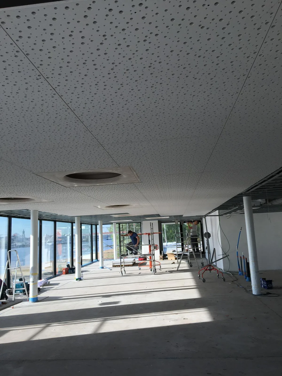 Plafond acoustique posé dans l'espace professionnel