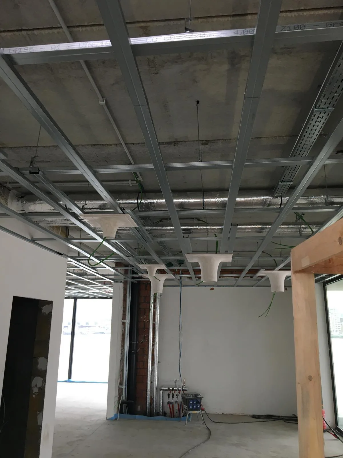 Ossature du plafond avant fermeture