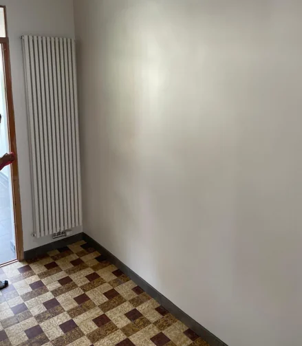 Résultat : mur assaini, plinthe et sol remis en état